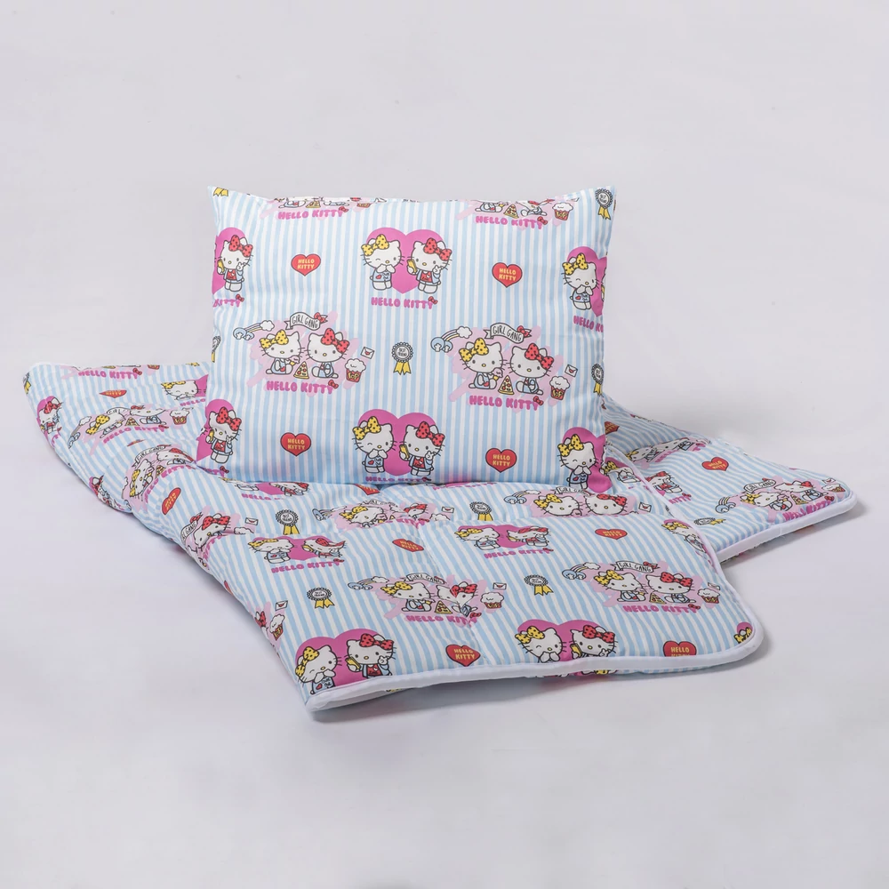 A 100% pamut bébi ágyneműhuzat garnitúra kispárna- és paplanhuzatot tartalmaz. Hello Kitty mintával.