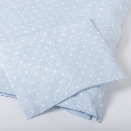 A 100% pamut gyermek ágyneműhuzat garnitúra kispárna- és paplanhuzatot tartalmaz. Kék alapon fehér csillag mintával.