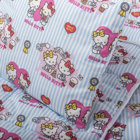 A 100% pamut bébi ágyneműhuzat garnitúra kispárna- és paplanhuzatot tartalmaz. Hello Kitty mintával.