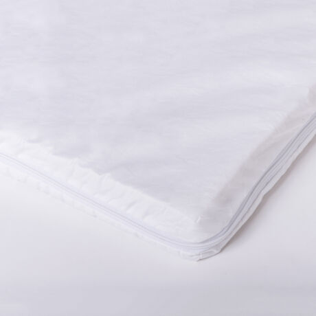A gyermek szivacsmatrac megfelelően tartja a gyermekek nyaki és a derék tájékát. A hozzátartozó fehér huzat három oldalán zipzáros, így könnyedén és stabilan rögzíthető a matracon.